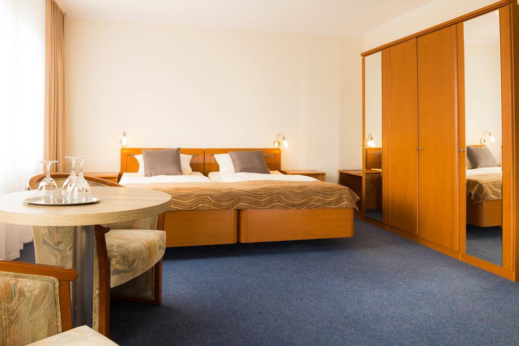 Strand Hotel Nordsee, Hotel Deichläufer Tossens Buitenkant foto